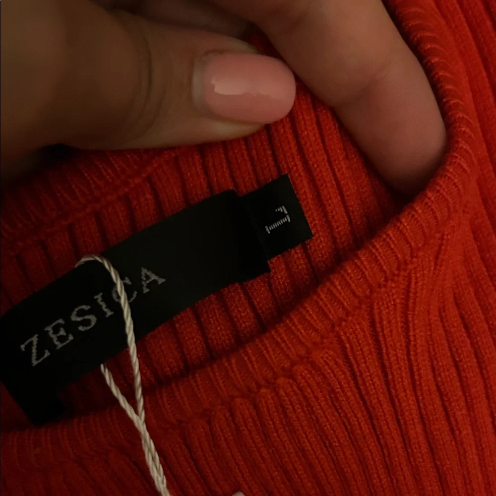 Red Ribbed Fitted Tank Top - Picture 3 of 5